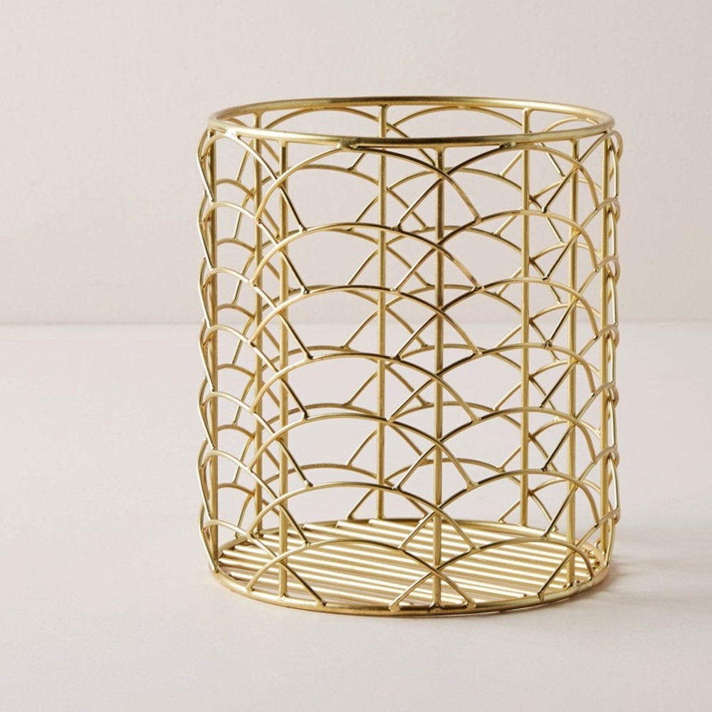 Scalloped utensil basket